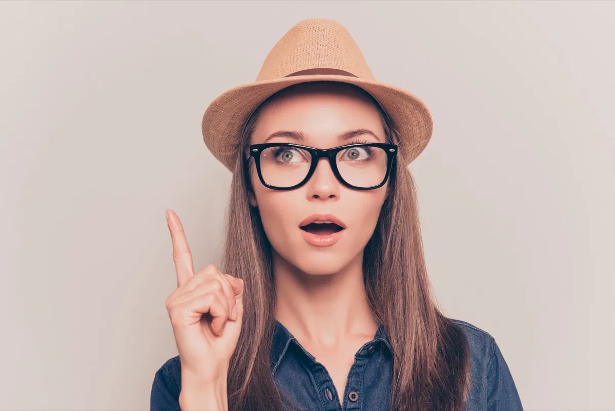woman-wearing-hat-and-glasses